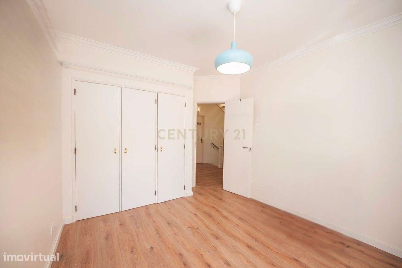 Moradia remodelada de 6 assoalhadas Exclusiva no Estoril-25