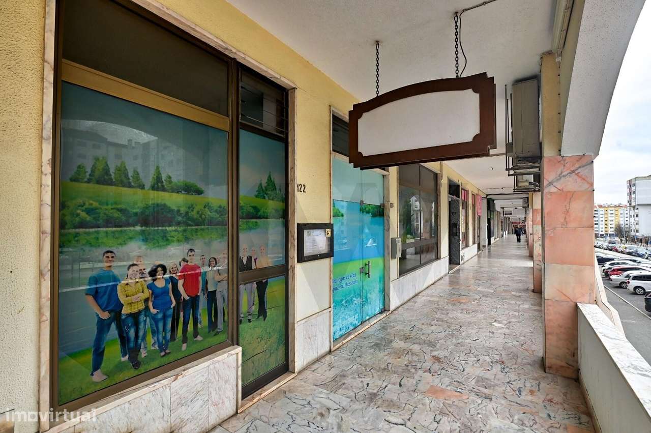 Espaço Comercial | 180m2 | Galeria do Shopping Center de Massamá - Grande imagem: 2/23