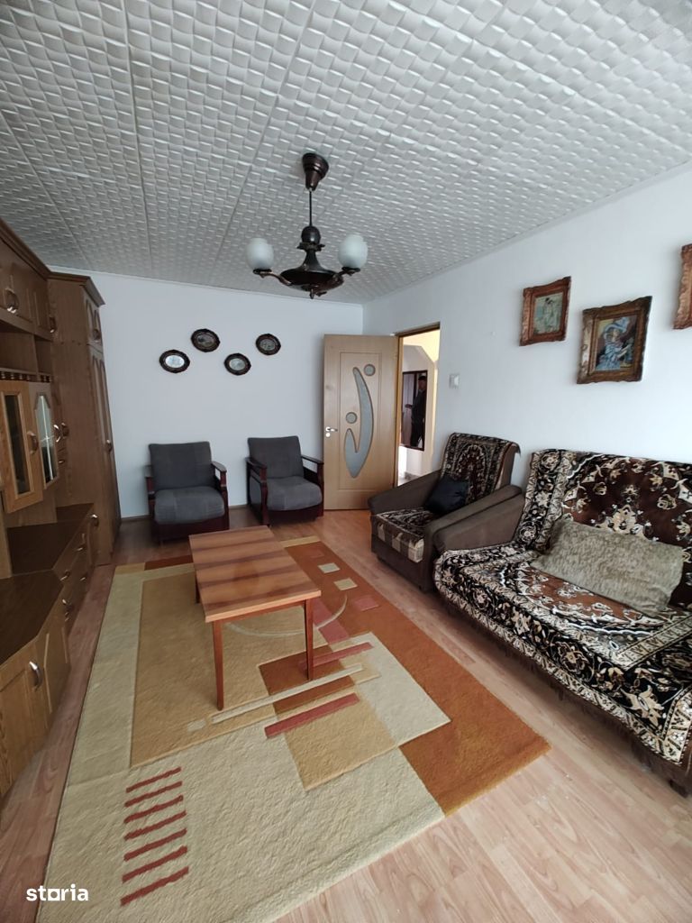 Apartament 3 camere, decomandat, etajul 3, zona Mihai Viteazu