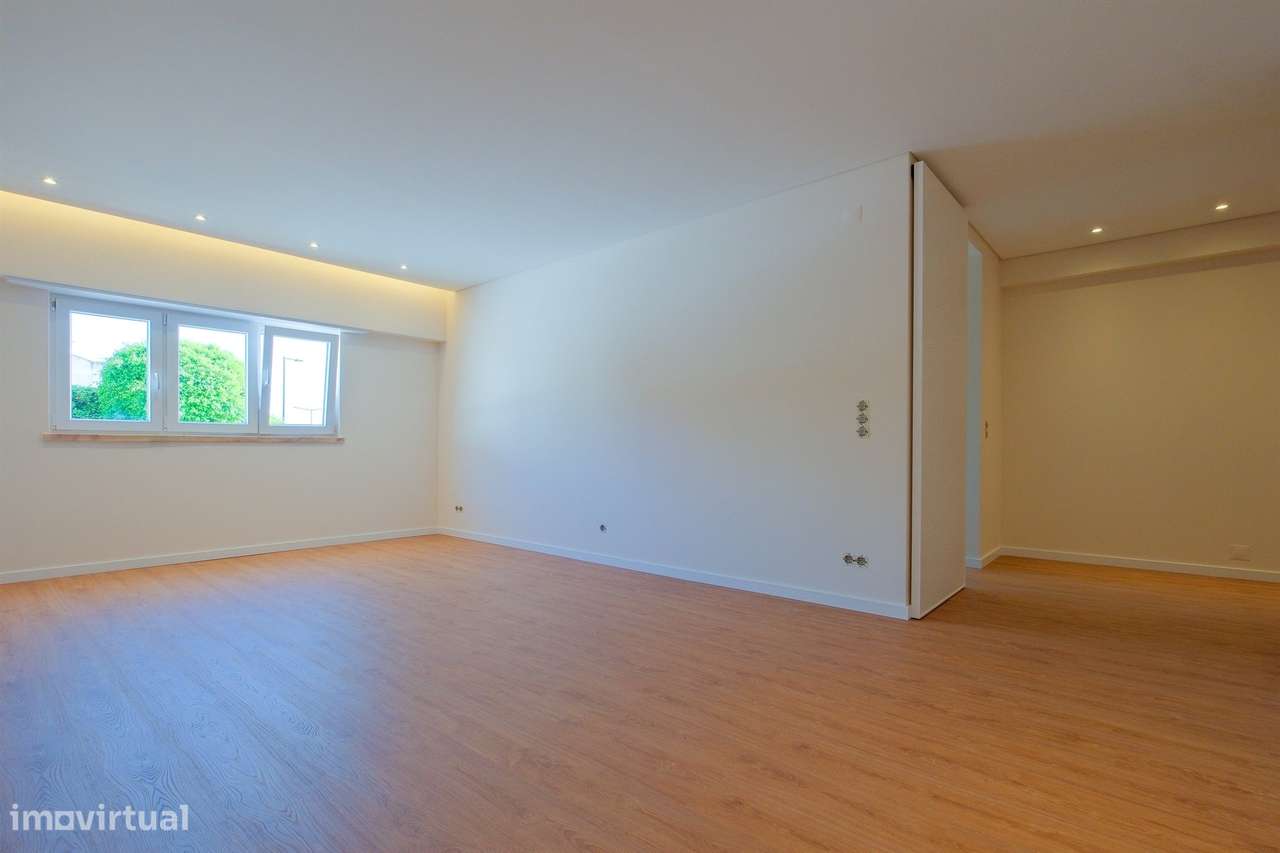 Apartamento T1 com garagem, totalmente remodelado, em condomínio com p-5