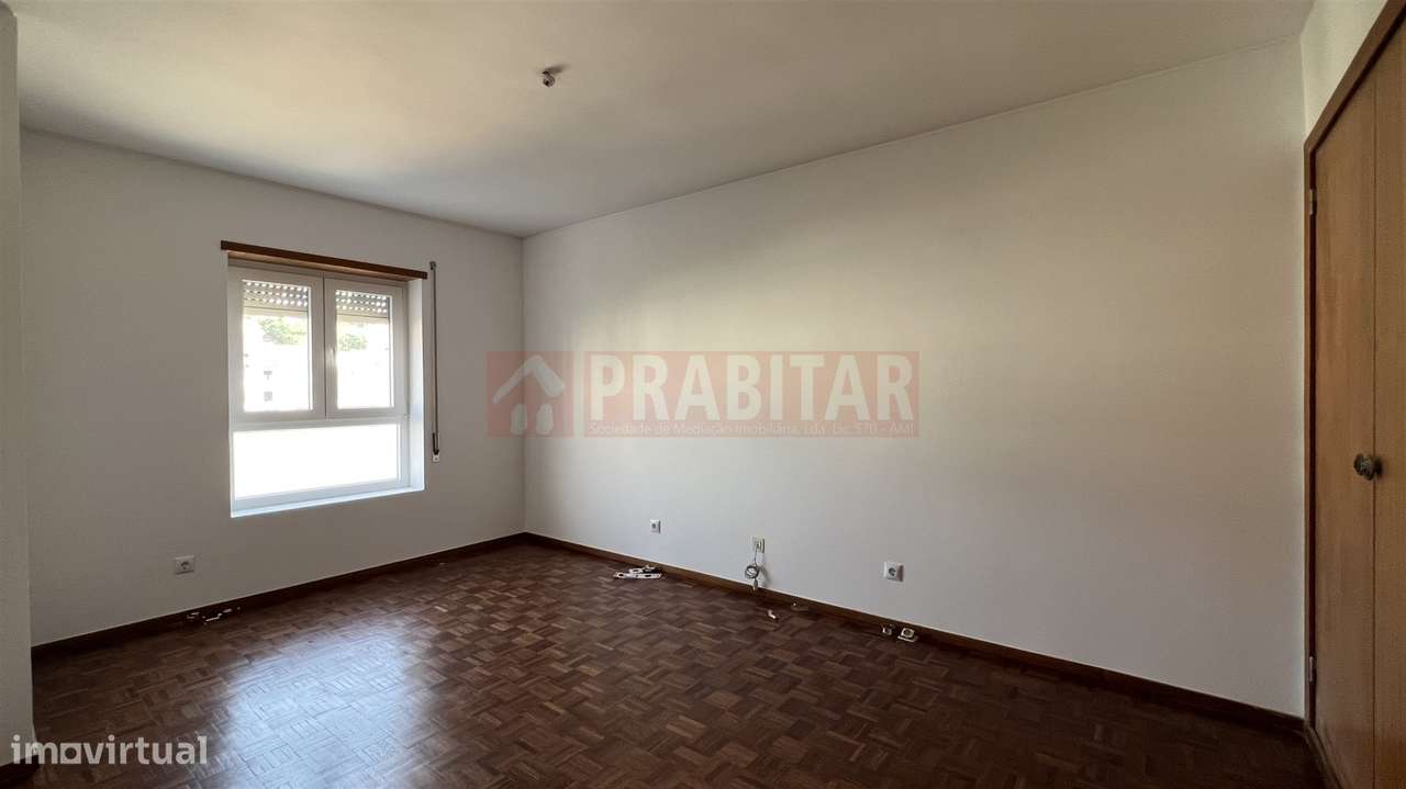 Apartamento T4 com garagem na Quinta D. João-9