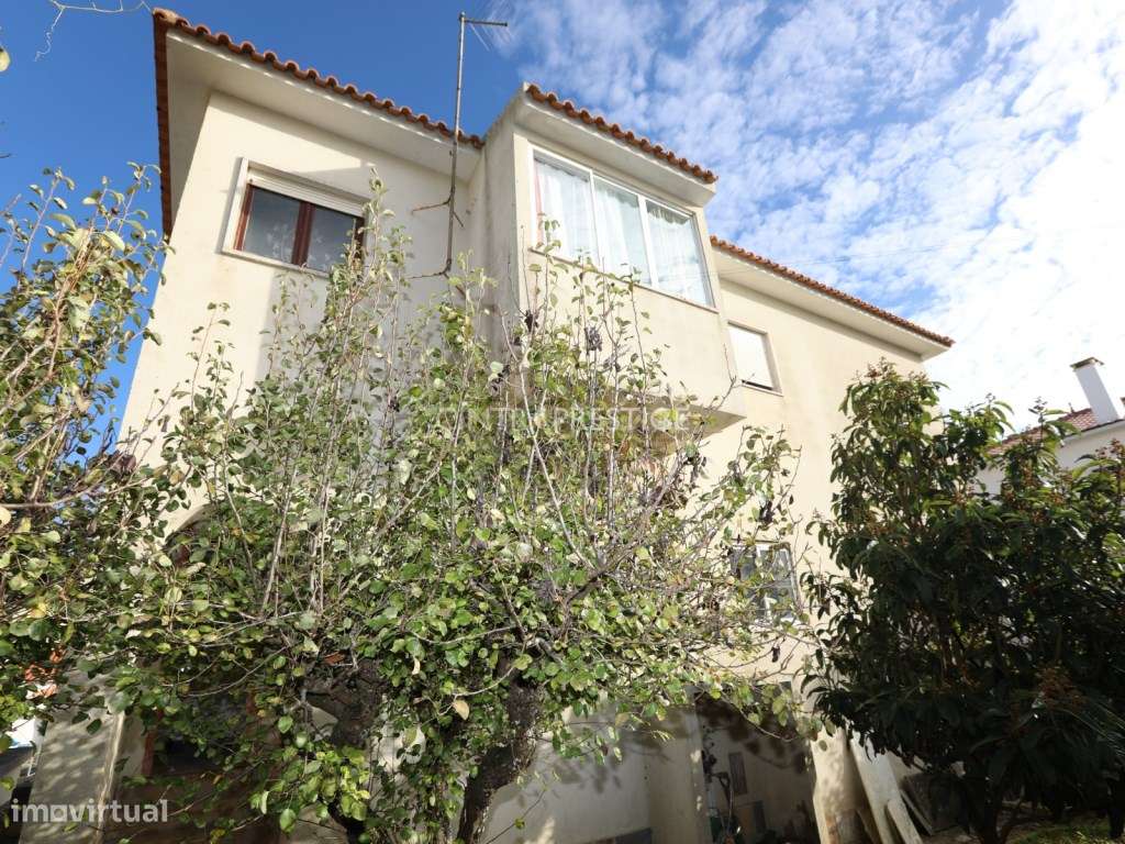 Moradia no Centro de Mafra com 2 Pisos e 2 Garagens.-31