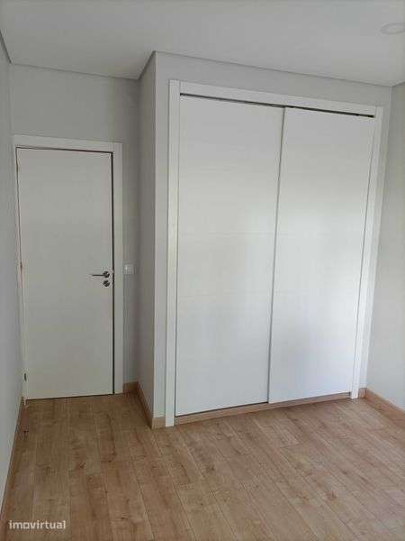 T1 na Amadora - Perto Estação da CP - Grande imagem: 4/9