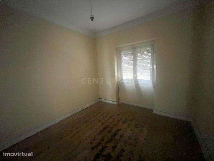 Prédio na Venda Nova, Amadora, junto às Portas de Benfica. - Grande imagem: 4/17