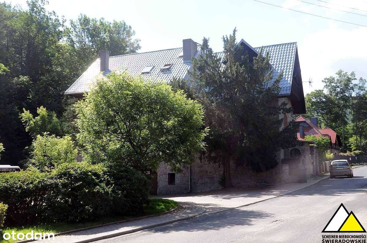 Dom z pokojami do wynajęcia i sklepem.-6