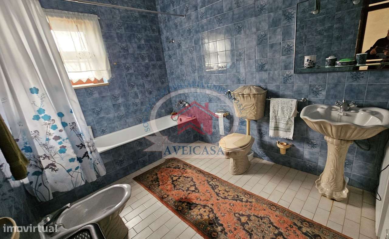 Moradia isolada T5 em bom estado com quintal e garagens-23