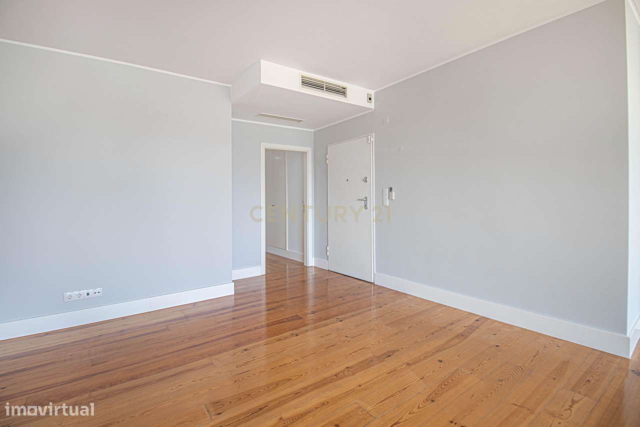 Apartamento T4 +1 com 272 m2 Vista Panorâmica em Lisboa e 3 Lugares de-4