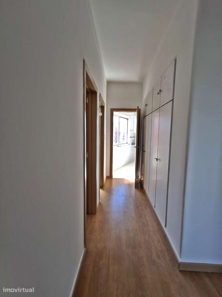 Apartamento T4 muito soalheiro, em zona central.-7