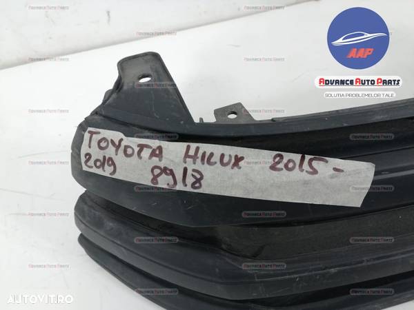 Grila centrala Toyota Hilux an 2015-2017 cod 53111-OK1720 originala - 3