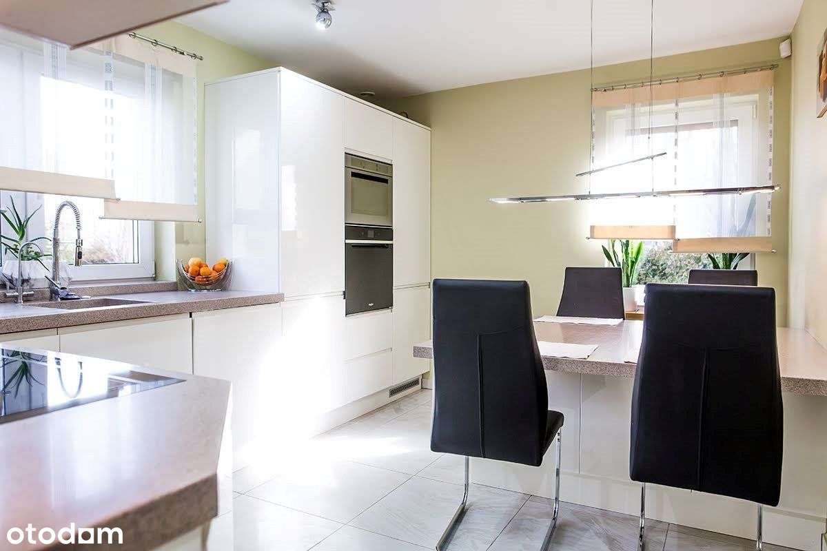 Elegancki Dom z Basenem, Domkiem dla Gości-3