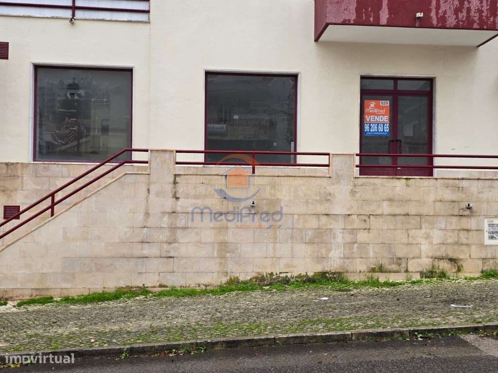 Espaço comercial com 116 m2 área útil no B.º da Carochia | Ramada, ... - Grande imagem: 2/9