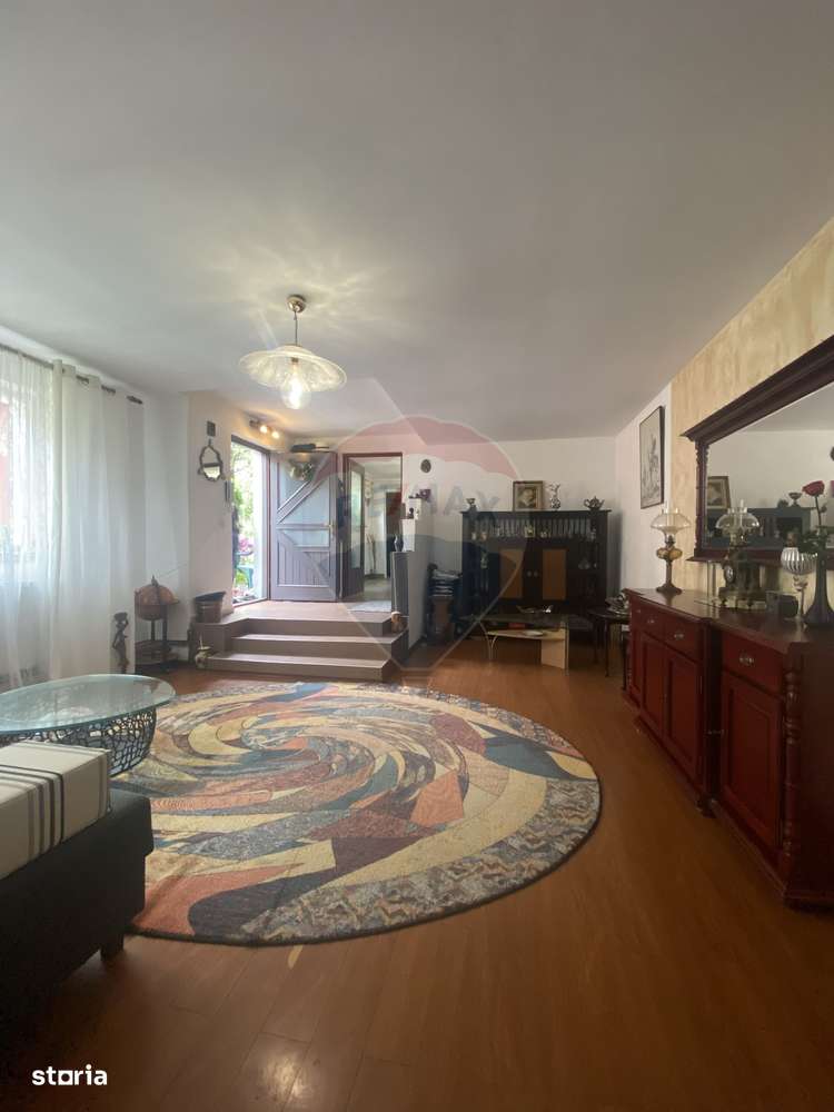 Casă în cartierul După Zid, curte comuna - Imagine principală: 2/11