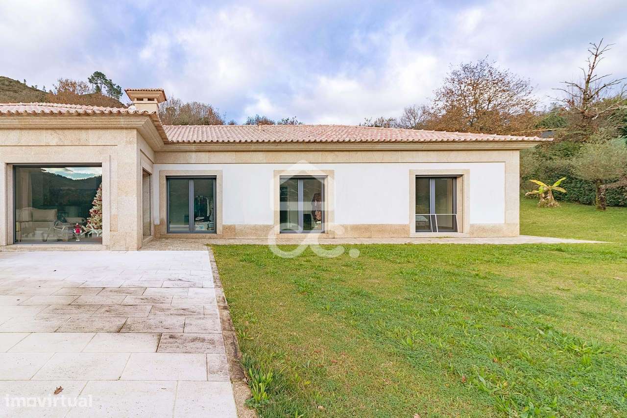 Moradia Térrea de Luxo com Cave | Conforto, Eficiência e Espaço Exteri-18