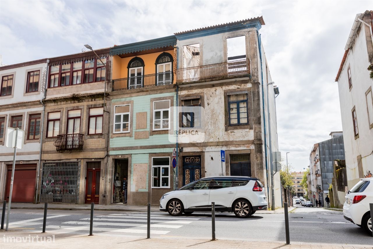 Prédio T6 para reconstrução total situado no Bonfim, Porto.