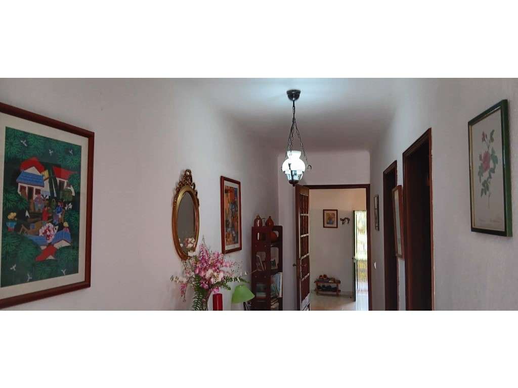 Moradia T4 com jardim, terreno e garagem - Aldeia da Quebrada - Grande imagem: 4/14