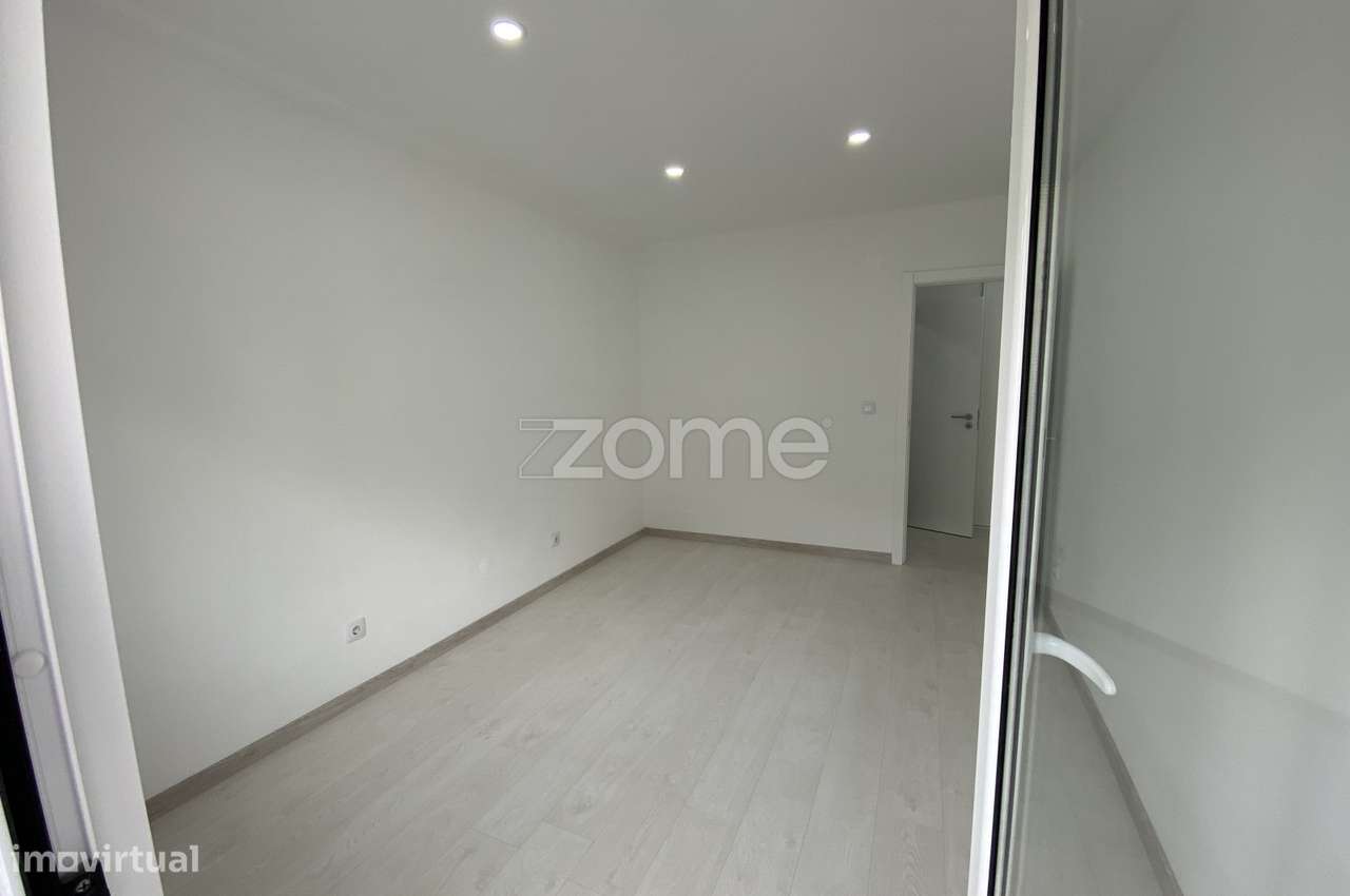 Prédio renovado com boa rentabilidade, cerca de 6% ao ano na Agualva - Grande imagem: 4/27