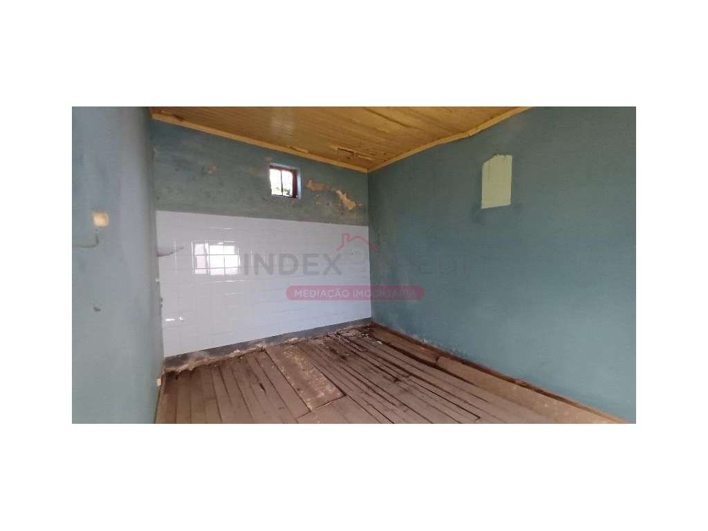 Moradia T3 com quintal P/ recuperar - Eixo - Aveiro - Grande imagem: 3/29