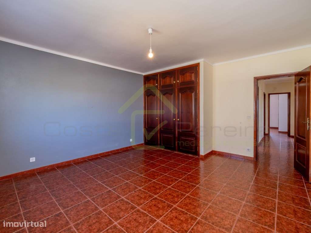 Moradia T2+2 com piscina e Vista Mar em Localização única-15
