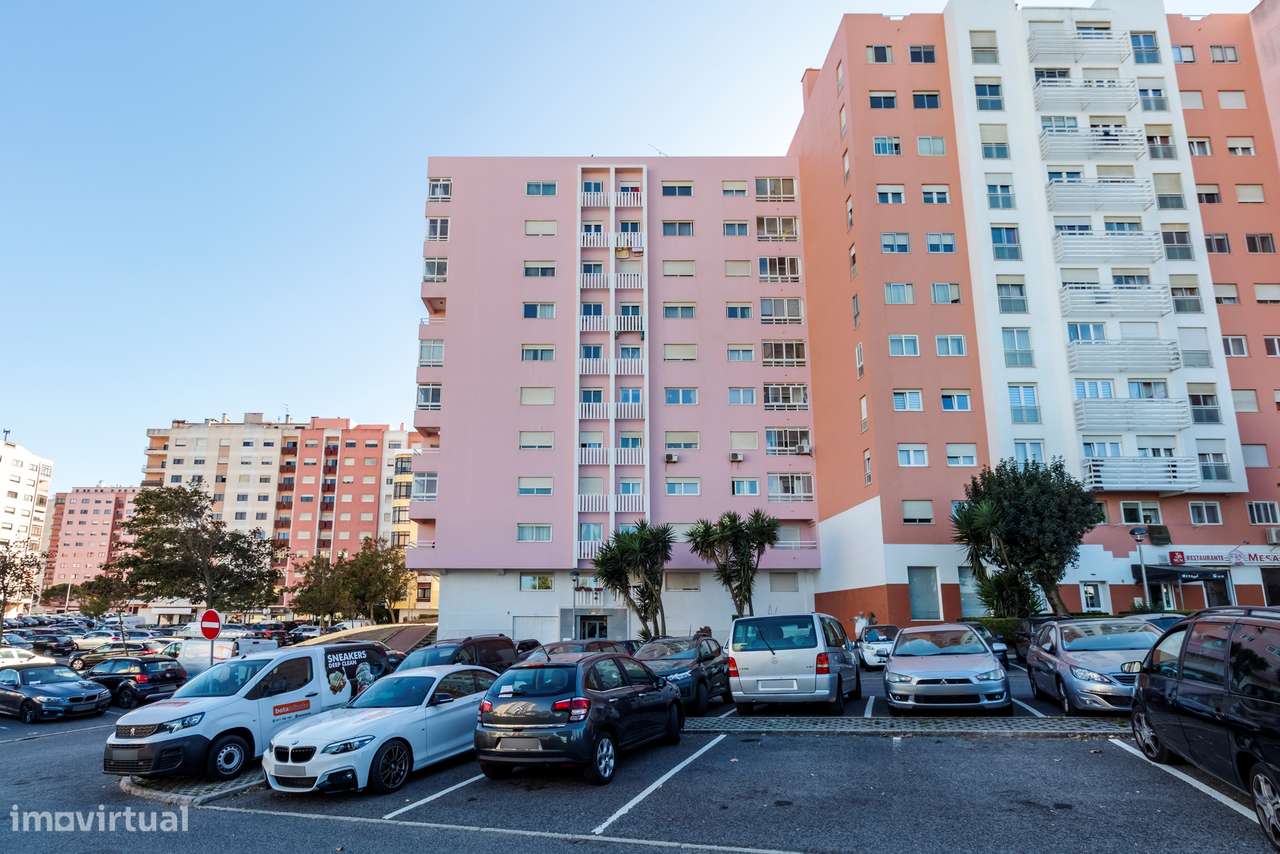 Apartamento T3 convertido em T2 c/ 2 Salas, Semi Remodelado em São Mar-40
