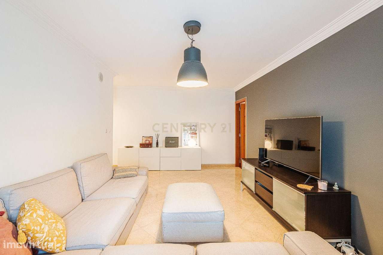 Acolhedor Apartamento T2 com Box e Arrecadação na Brandoa-5