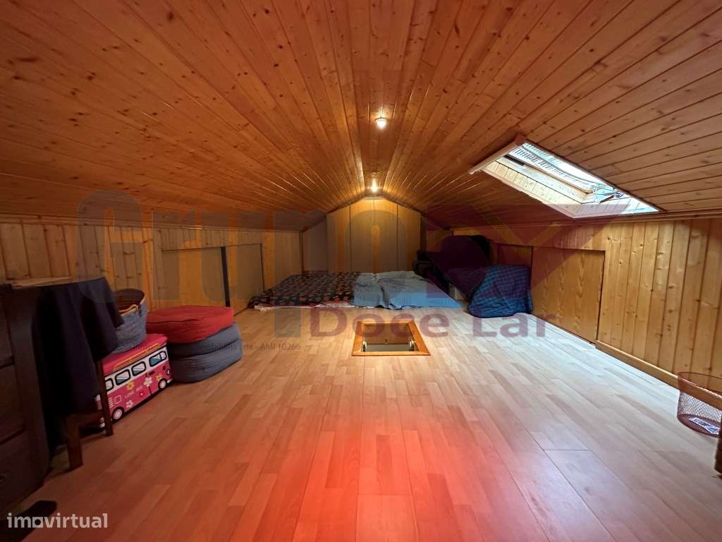 Apartamento T2+1 com Sótão a 350metros da praia de Sesimbra-26