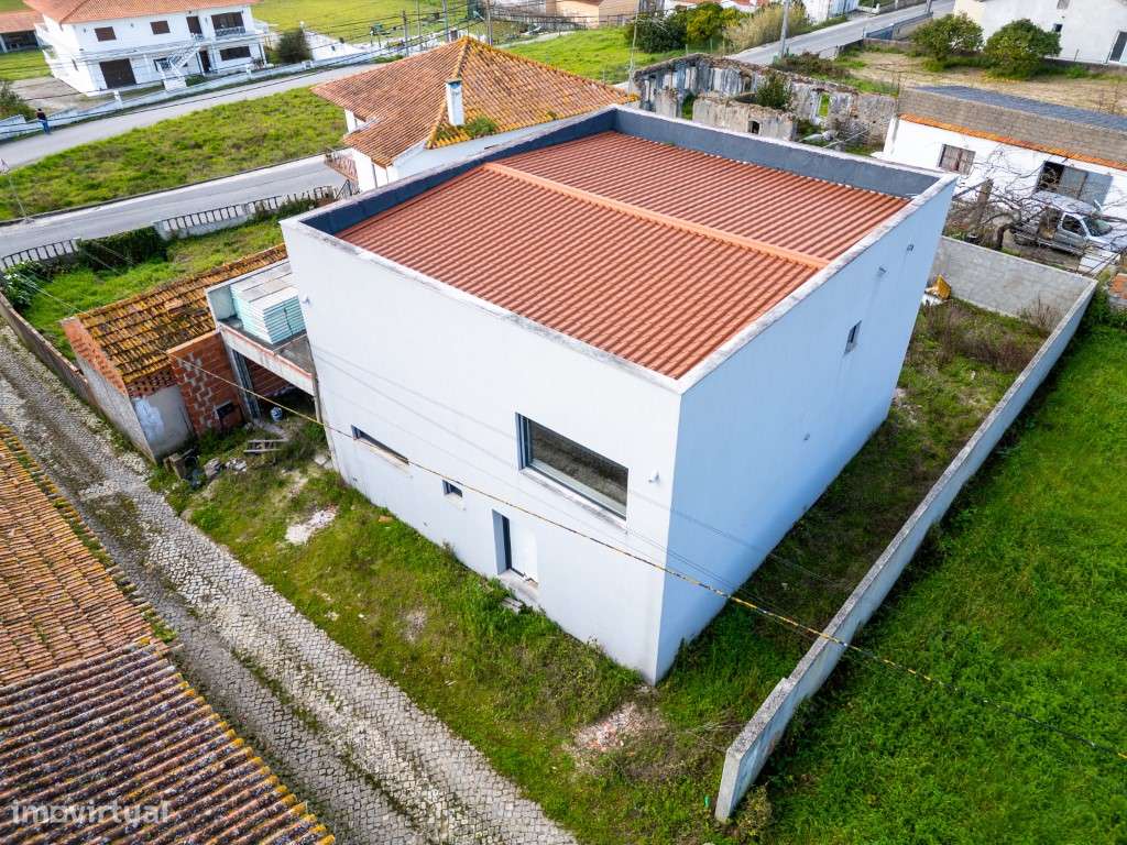 Moradia moderna em fase de construção entre Maiorga e Coz-Alcobaça - Grande imagem: 4/43
