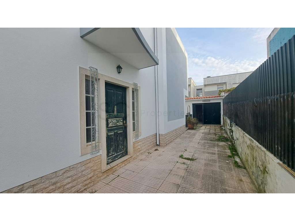Moradia T3 +1 independente com garagem e piscina em Sesimbra-7