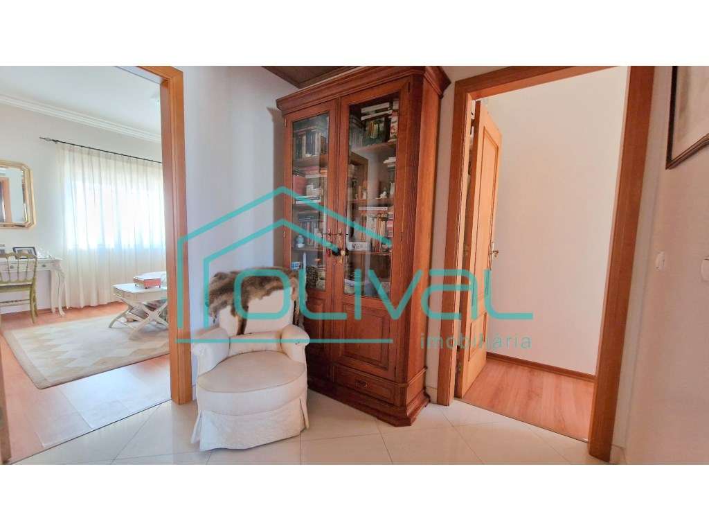 T4 com Arrecadação e Garagem Box no Centro de Benavente - Excelente...-14