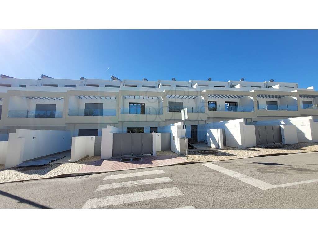 Moradia T2+1 Moderna com Terraços e Estacionamento.-24