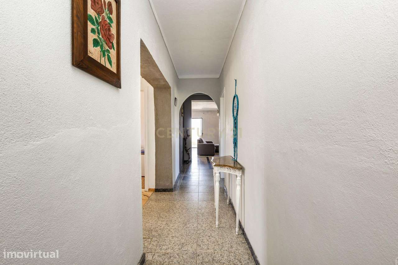 Moradia com Terreno Amplo e Vista Mar na Carvoeira-46