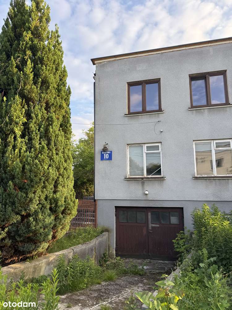 Dom bliźniak z garażem i piwnicą w mieście