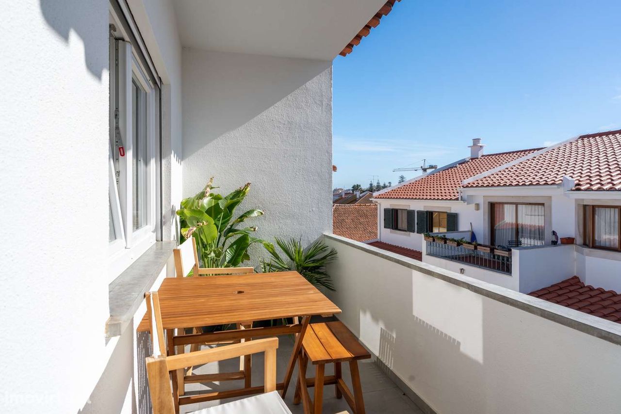 Apartamento T2 mobilado e com varandas em Cascais