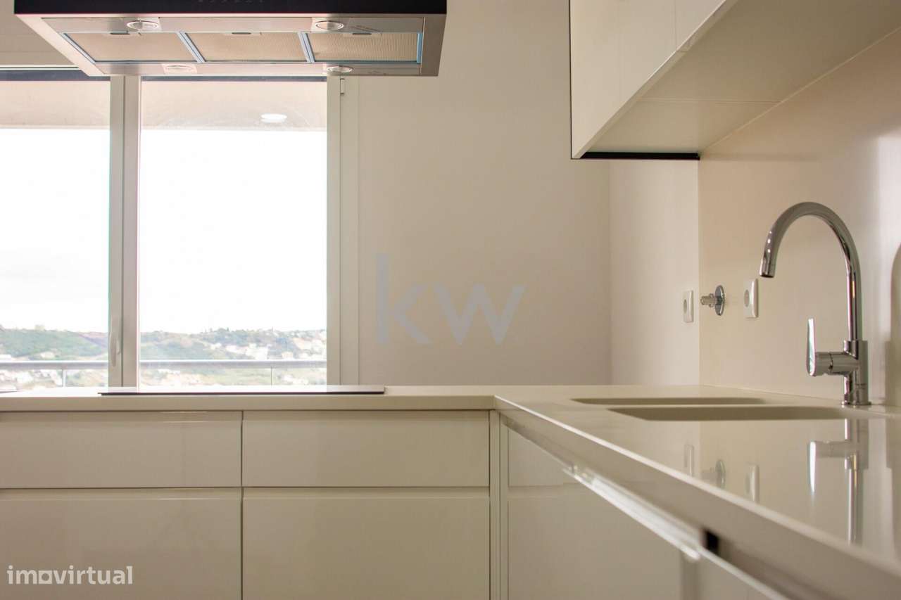 Luxo Raro nas Colinas do Cruzeiro – T3+1 com Mega Box e Terraço Privad-8