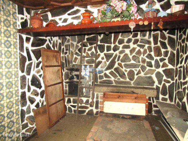 DUAS MORADIAS PARA RESTAURO,MAIS  TERRENO ( 3 ART.MATRICIAIS ),JUNTO C-41