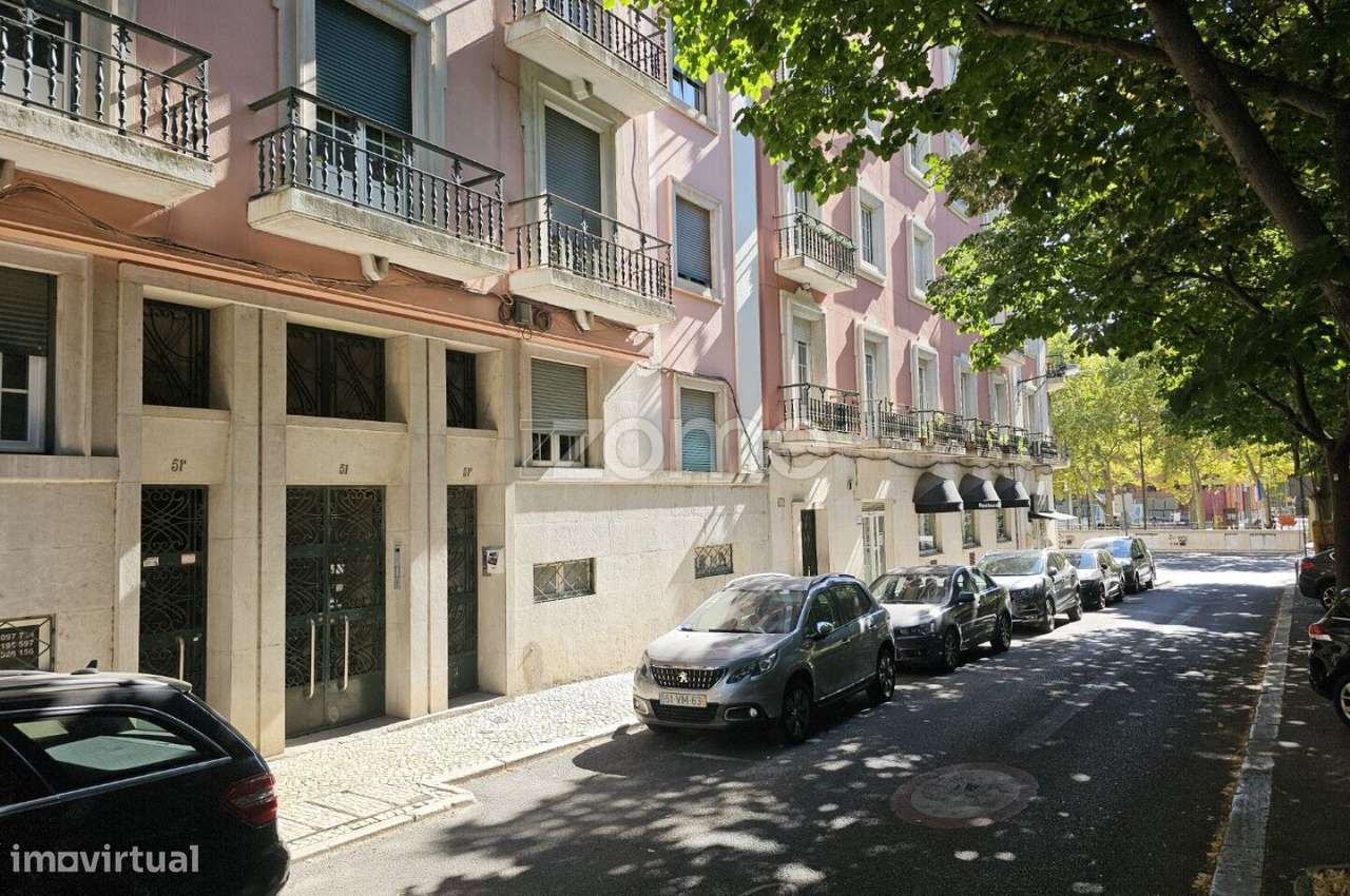 T1 para recuperar e arrendar, junto ao Campo Pequeno - Grande imagem: 2/21