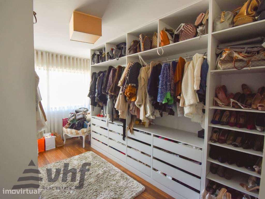 Oportunidade Única: T5 de Excelência no Condomínio Jardim das Camélias-21