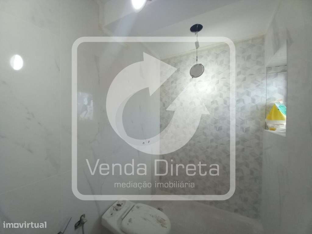 Apartamento T4 remodelado no Laranjeiro-23