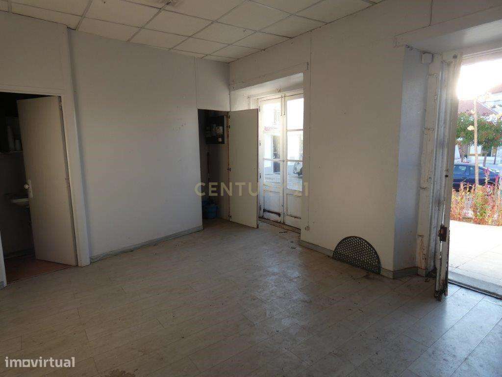 MONTEMOR-O-NOVO - Moradia que carece de obras.-5