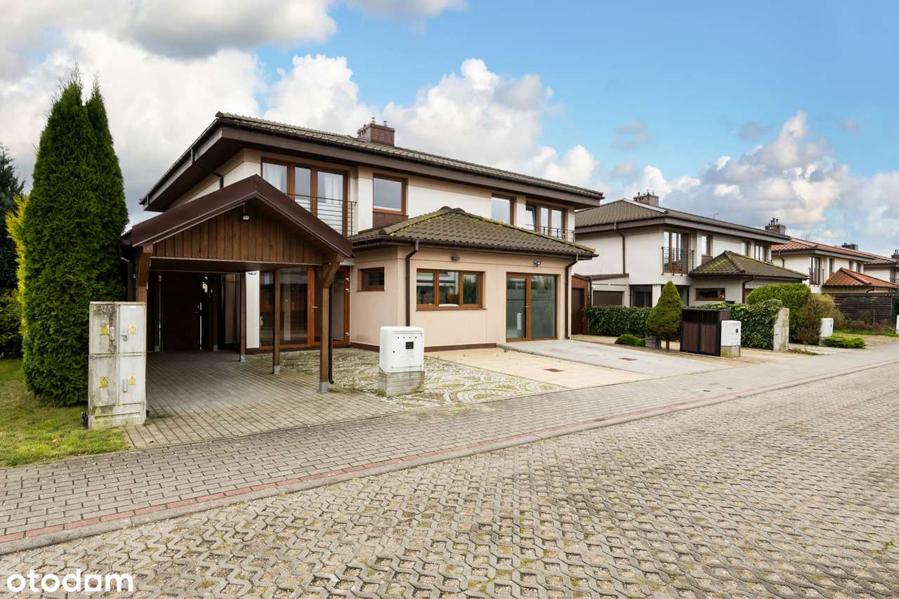 Dom w zabudowie bliźniaczej z basenem.-15