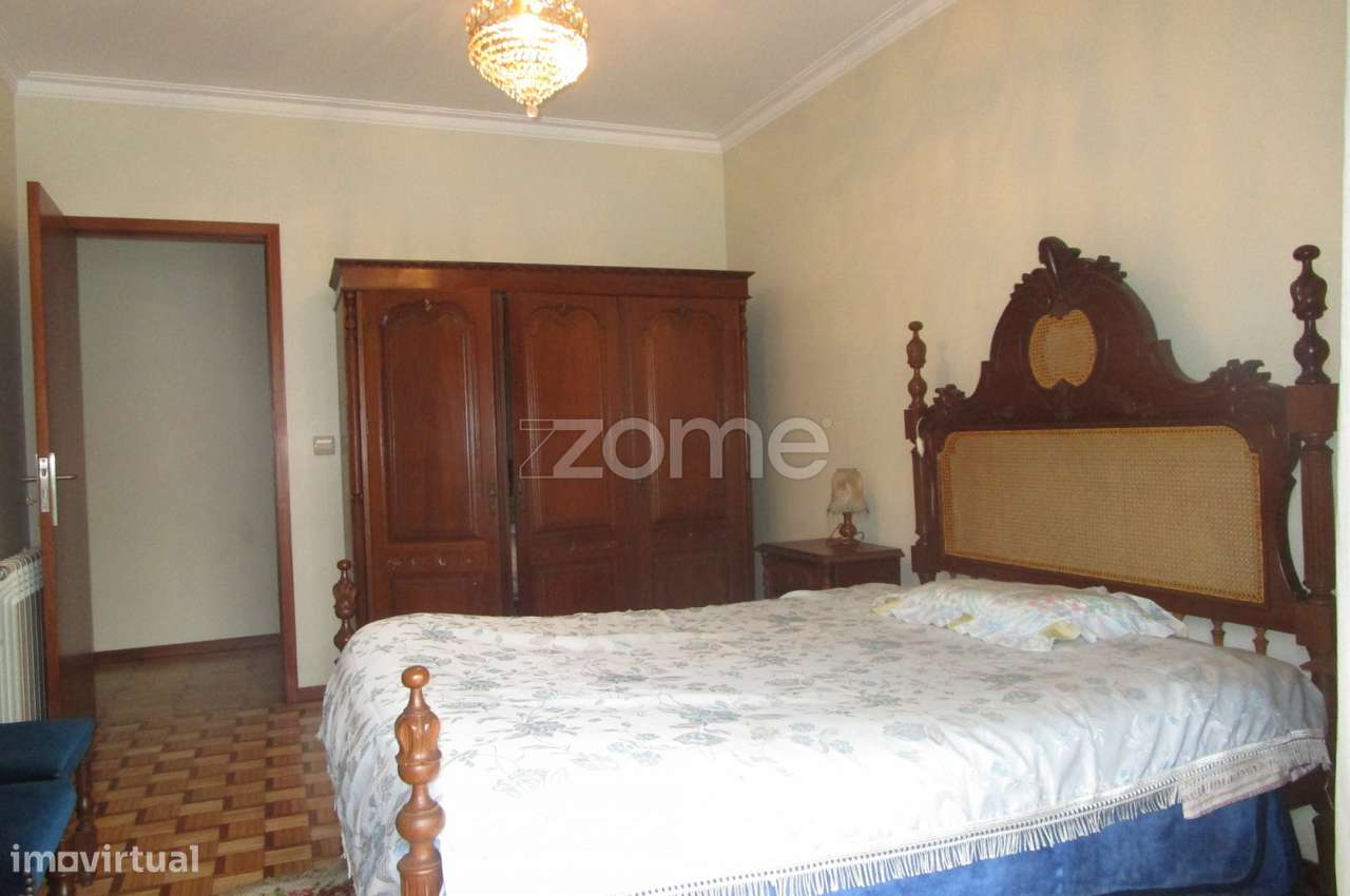 Moradia T 3 e comercio situada em Azurém Guimarães - Grande imagem: 2/36