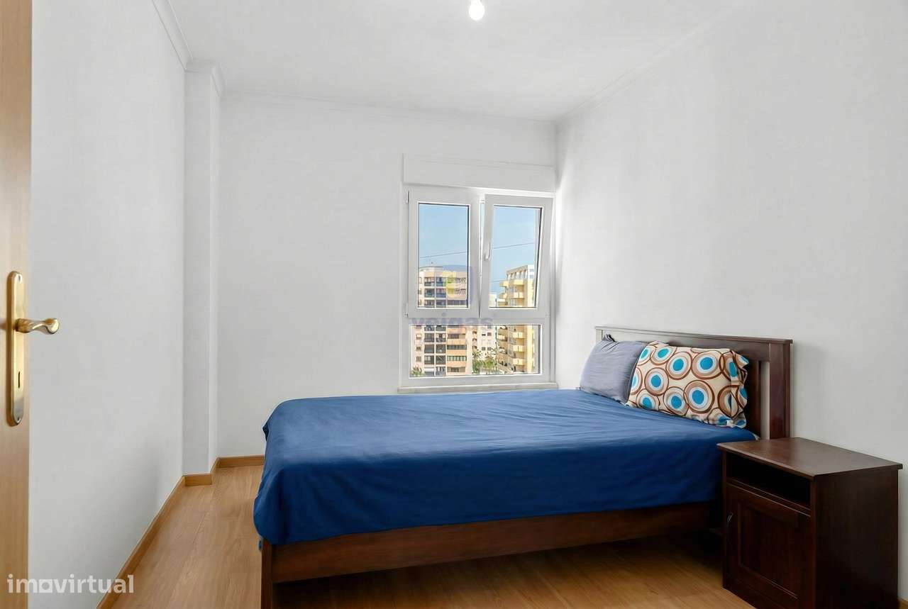 Apartamento T3 Renovado com Vista Rio-9