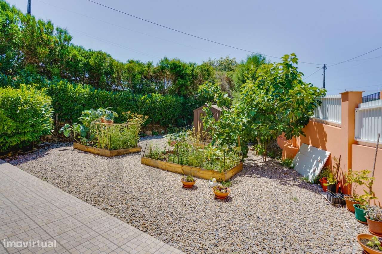 Fabulosa Moradia T4 com Piscina e Espaço Exterior-38