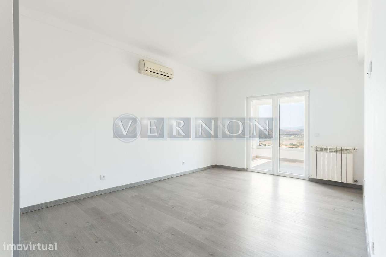 Moradia Renovada T4 com Vista Rio Arade, Piscina e 2.450 m² de Terreno-18