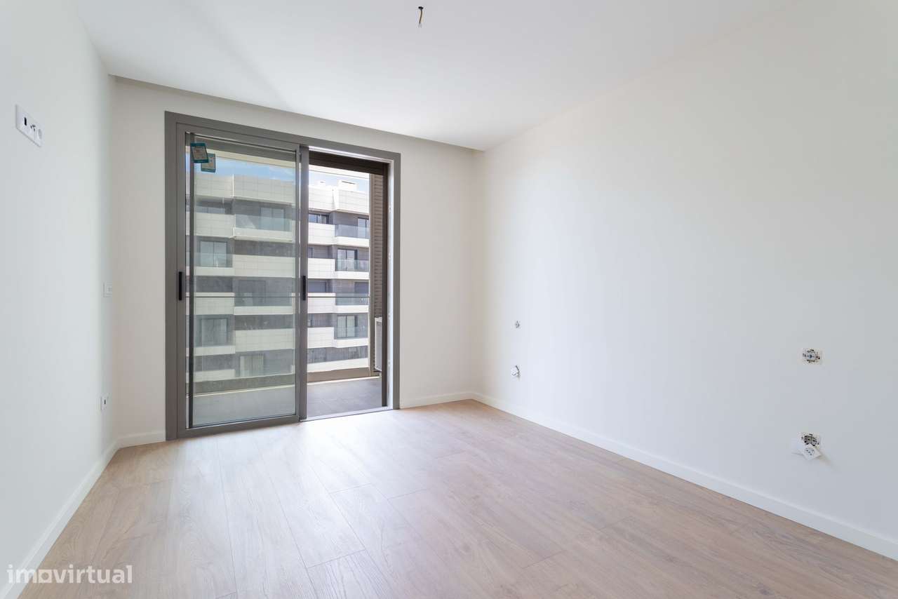 Apartamento T3 Novo a Estrear | 3 Suites | Vista Rio | Garagem Box | C-23