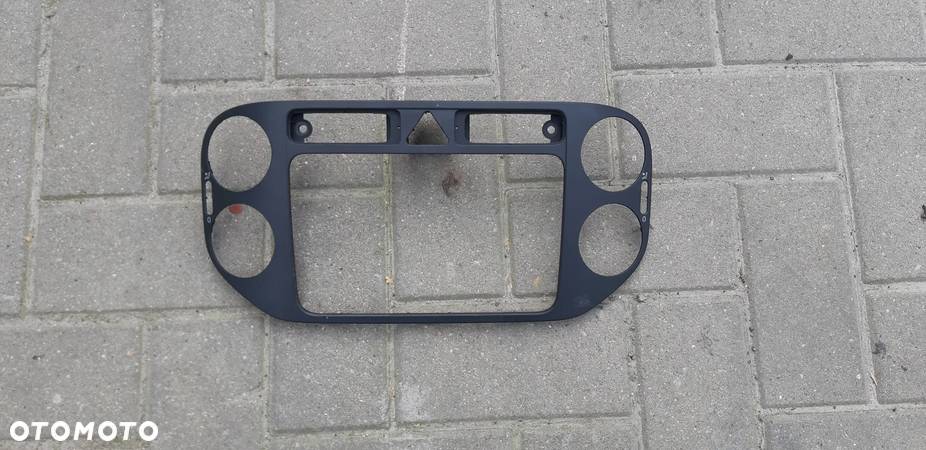 Ramka radia konsoli Volkswagen Golf V Plus 2006r. 5M0858071 - 3