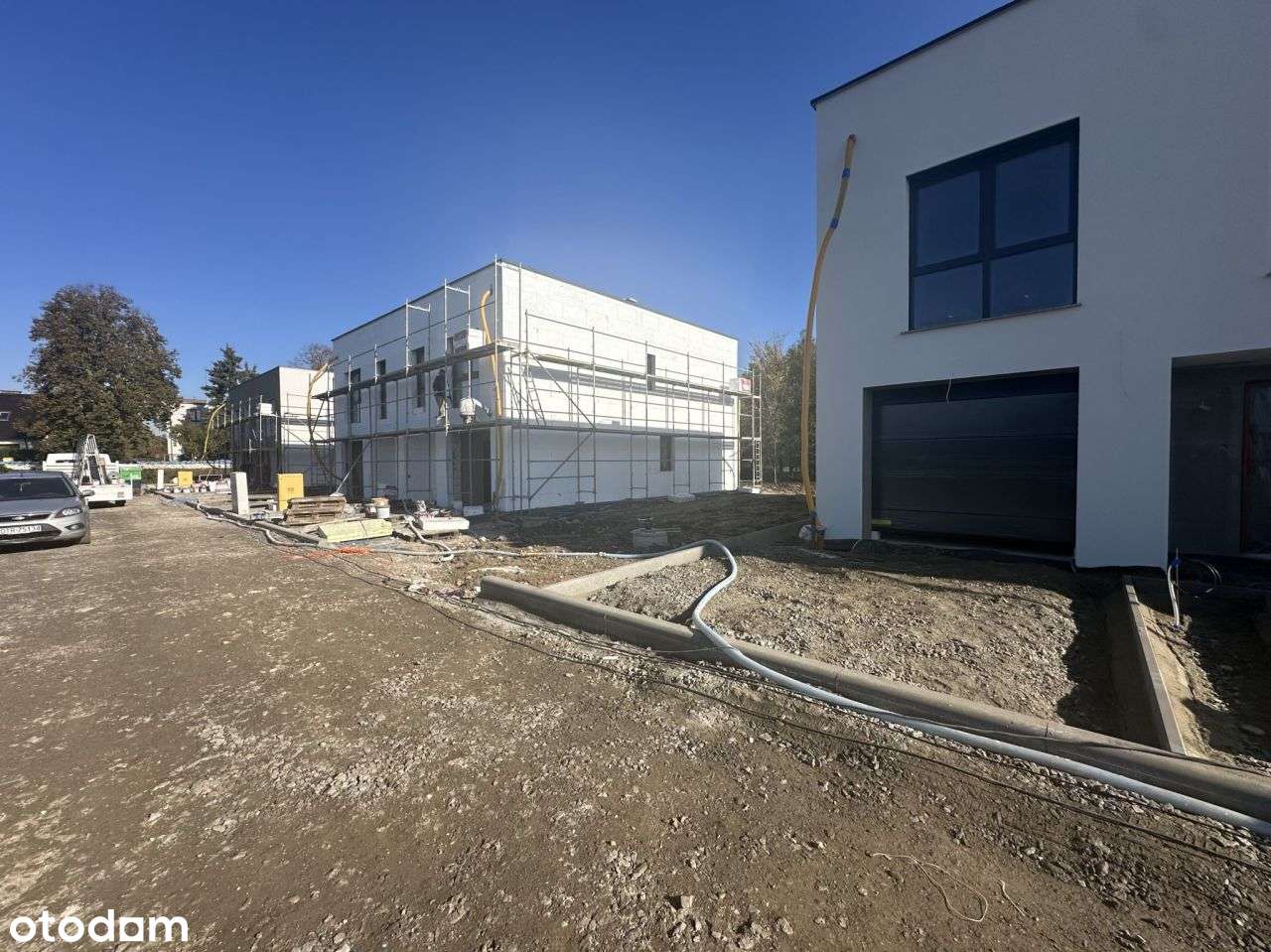 Nowoczesny dom z ogrodem w otoczeniu zieleni-7