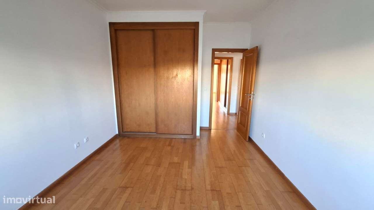Apartamento T3 com 155m2, arrecadação e lugar  estacionamento Montijo.-9