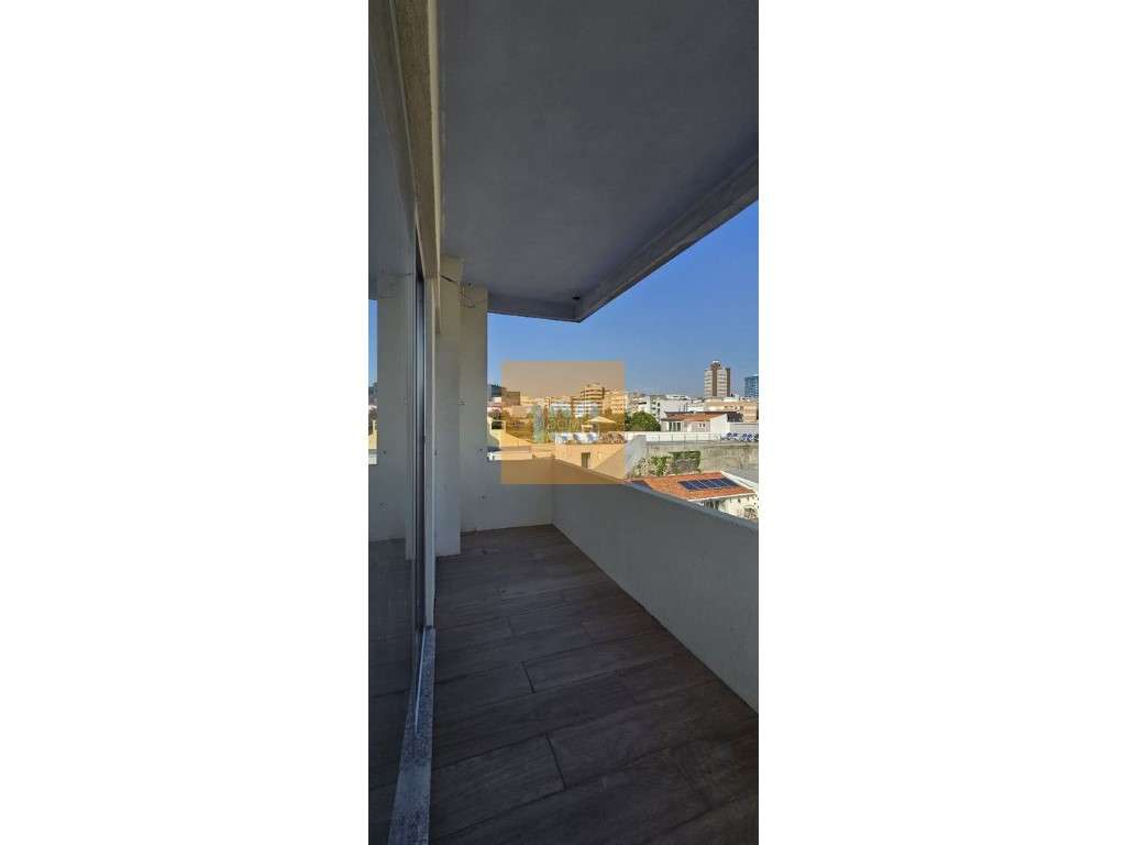 T0 novo com varanda - Almada Living - Grande imagem: 2/40