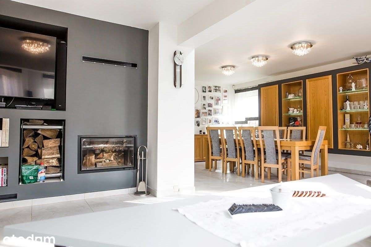 Elegancki Dom z Basenem, Domkiem dla Gości-10