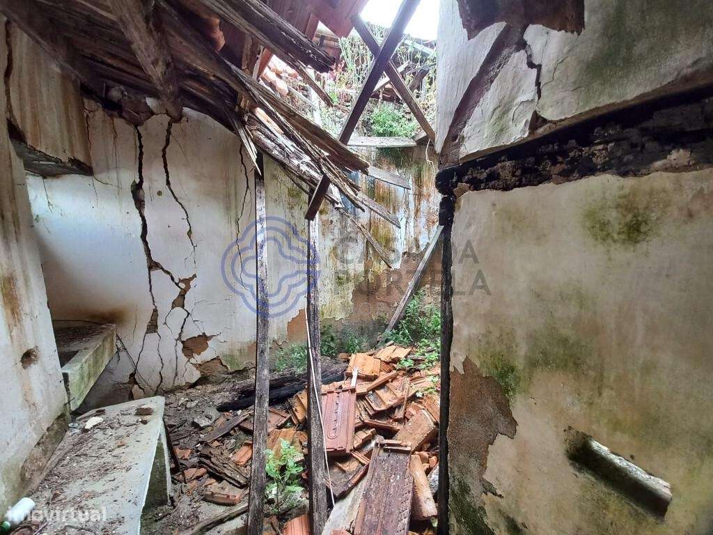 Casa para recuperar com logradouro e terreno entre Tomar e Ferreira do - Grande imagem: 4/23